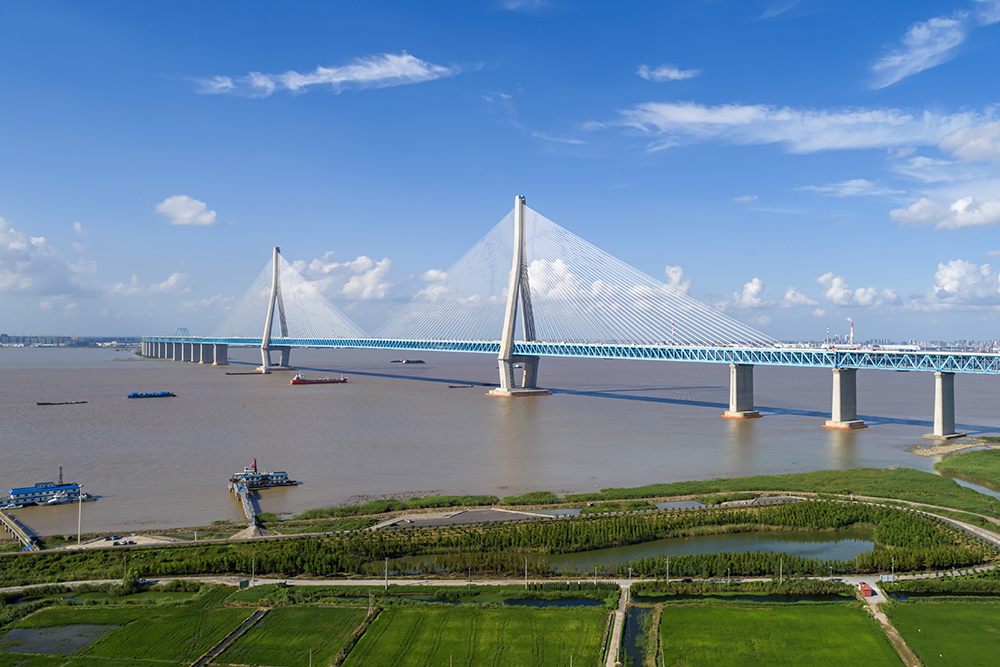 滬蘇通長(cháng)江大橋建成通車(chē)。.jpg